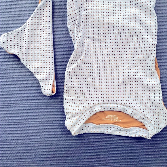 Acacia two piece - Picture 1 of 2